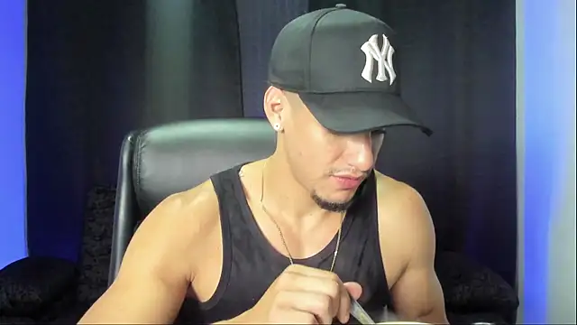 jhonnysnow17 online show from October 5, 2025, 9:49 pm