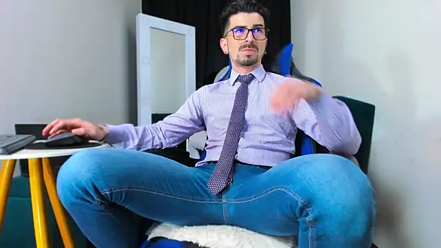 Snapshot of LiamCossio_ chatting on January 11, 2025, 10:51 pm LiamCossio online show from January 11, 2025, 10:51 pm