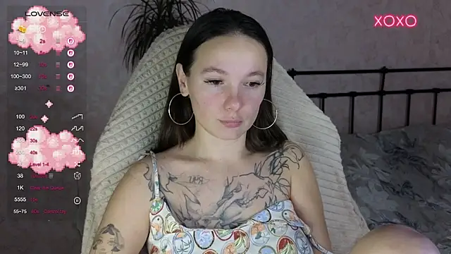 Snapshot of lil_luna_x chatting on November 15, 2025, 8:02 pm lil luna x online show from November 15, 2025, 8:02 pm