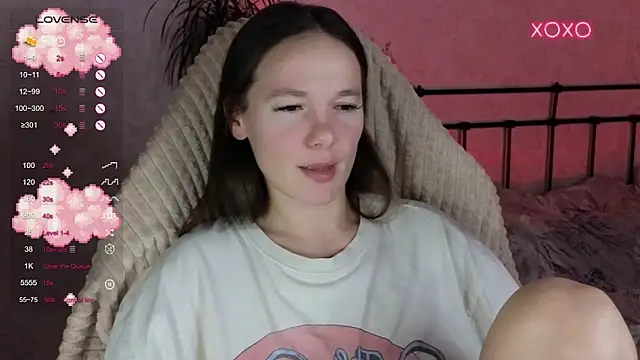 Snapshot of lil_luna_x chatting on November 21, 2025, 1:32 pm lil luna x online show from November 21, 2025, 1:32 pm