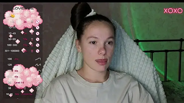 Snapshot of lil_luna_x chatting on December 12, 2024, 8:21 pm lil luna x online show from December 12, 2024, 8:21 pm