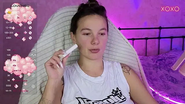 Snapshot of lil_luna_x chatting on October 12, 2025, 7:59 pm lil luna x online show from October 12, 2025, 7:59 pm