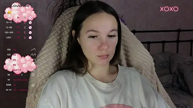 Snapshot of lil_luna_x chatting on November 17, 2025, 2:43 pm lil luna x online show from November 17, 2025, 2:43 pm