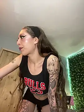 VickyJackson  online show from March 4, 2026, 9:44 pm