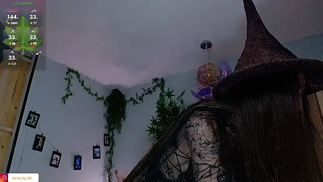 VickyJackson  online show from October 31, 2025, 5:31 pm