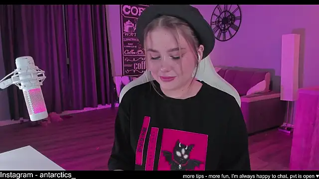 Snapshot of lil_barbie_girl chatting on February 28, 2025, 6:31 pm lil barbie girl online show from February 28, 2025, 6:31 pm
