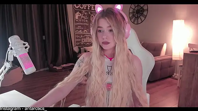 Snapshot of lil_barbie_girl chatting on December 13, 2024, 3:32 pm lil barbie girl online show from December 13, 2024, 3:32 pm