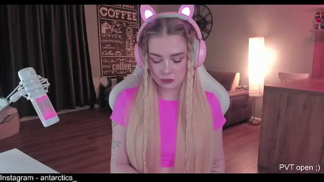 Snapshot of lil_barbie_girl chatting on January 15, 2025, 5:05 pm lil barbie girl online show from January 15, 2025, 5:05 pm