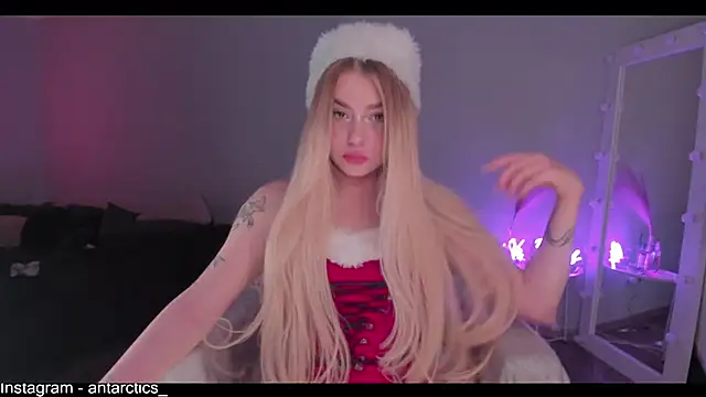 Snapshot of lil_barbie_girl chatting on December 25, 2024, 7:34 pm lil barbie girl online show from December 25, 2024, 7:34 pm