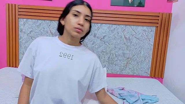 littlee emilyy  online show from March 5, 2026, 12:46 pm