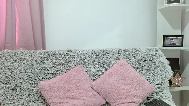 aliicee m online show from September 29, 2025, 5:40 pm