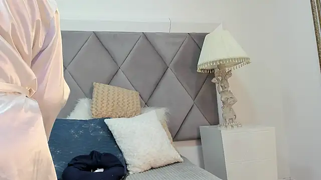 MiaMancini online show from November 20, 2025, 8:53 pm