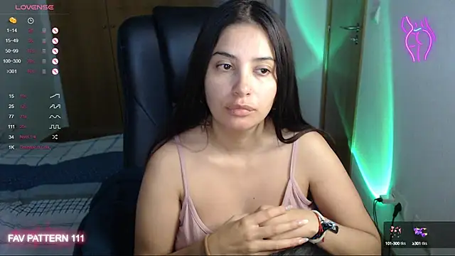 Snapshot of AnnaQueen chatting on January 13, 2025, 8:37 am AnnaQueen online show from January 13, 2025, 8:37 am