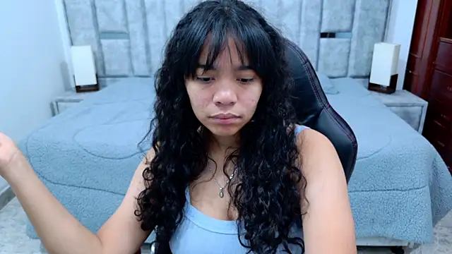 laureentt  online show from February 16, 2026, 3:27 am