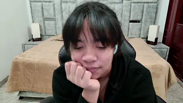 laureentt  online show from April 16, 2026, 3:18 am