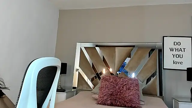 sharlott18 online show from January 14, 2025, 1:17 pm