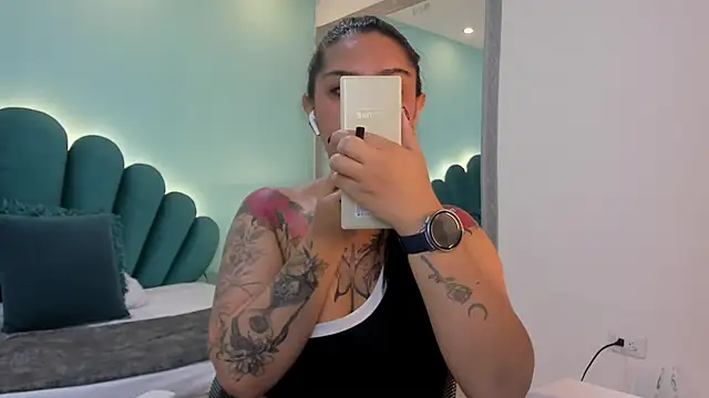 sharlott18 online show from March 11, 2026, 12:54 pm