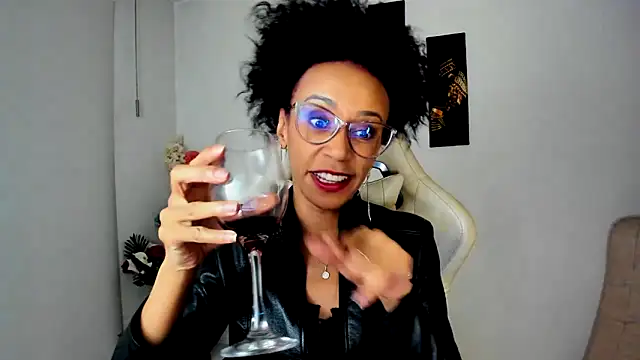 Snapshot of ScarlettMalbec chatting on March 21, 2025, 12:07 am ScarlettMalbec online show from March 21, 2025, 12:07 am