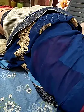 COUPLLE VILLAGE online show from February 13, 2026, 9:15 pm