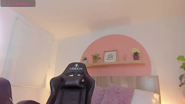 roseliam25 online show from February 18, 2025, 10:25 pm