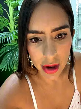 Snapshot of Mau_White chatting on November 16, 2025, 1:32 am Mau White online show from November 16, 2025, 1:32 am