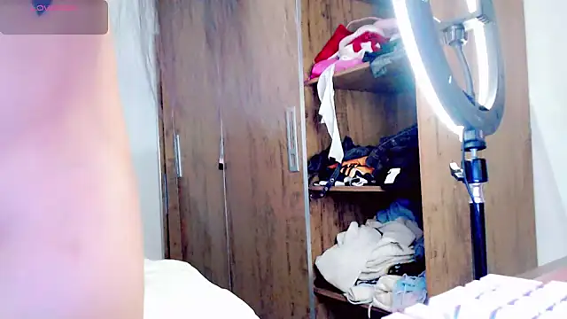 isahot22 online show from April 10, 2026, 12:01 pm