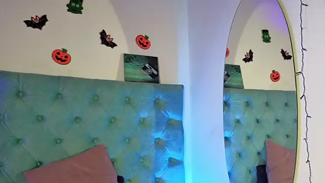 Paola Lyon  online show from November 29, 2025, 6:02 am