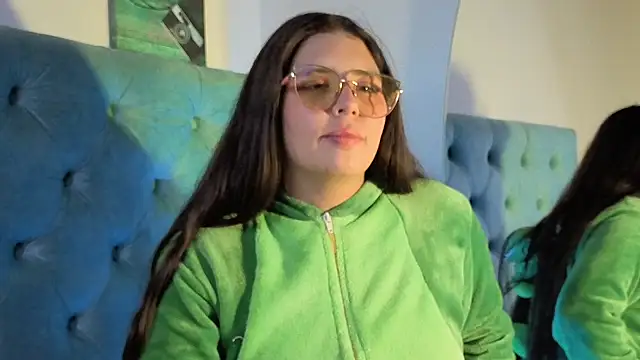 Paola Lyon  online show from October 4, 2025, 7:32 am