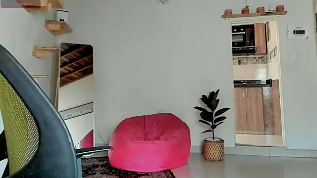 Snapshot of Rainbow_leia chatting on October 25, 2025, 6:30 pm Rainbow leia online show from October 25, 2025, 6:30 pm