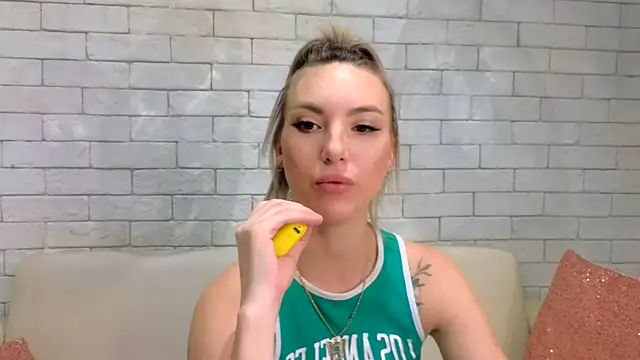 MiaMinx online show from February 7, 2025, 4:37 am