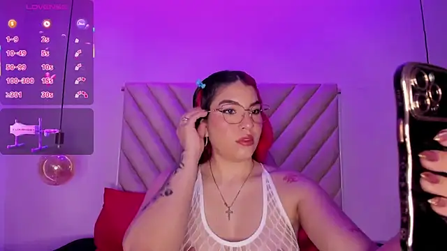 EmmaSwift  online show from October 9, 2025, 12:22 am