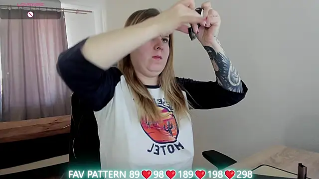 Snapshot of Olivia_Munk chatting on March 22, 2025, 6:43 am Olivia Munk online show from March 22, 2025, 6:43 am