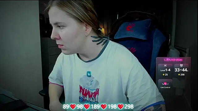 Snapshot of Olivia_Munk chatting on November 6, 2025, 6:39 am Olivia Munk online show from November 6, 2025, 6:39 am