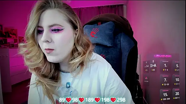 Snapshot of Olivia_Munk chatting on November 25, 2025, 4:35 am Olivia Munk online show from November 25, 2025, 4:35 am