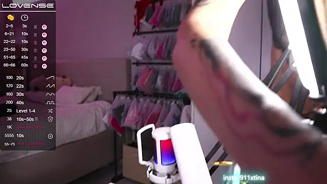 Snapshot of Break-me-Shake-me chatting on October 25, 2025, 4:33 am Break-me-Shake-me online show from October 25, 2025, 4:33 am