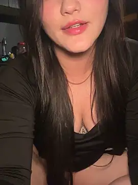 Snapshot of KiimTyler_ chatting on May 30, 2026, 11:21 pm KiimTyler online show from May 30, 2026, 11:21 pm