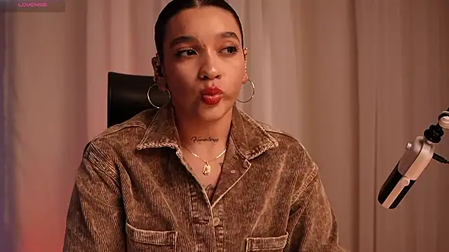 HannahW  online show from February 2, 2026, 10:20 pm