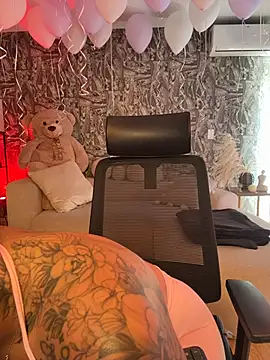 HannahW  online show from October 27, 2025, 8:54 pm