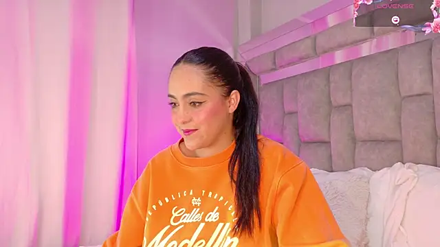 smiling  girl2 online show from October 15, 2025, 9:12 pm