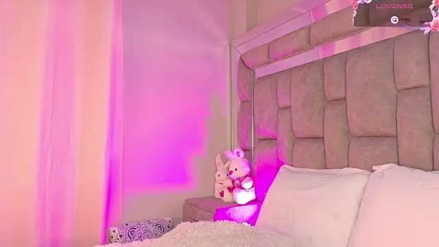 smiling  girl2 online show from October 19, 2025, 6:10 pm