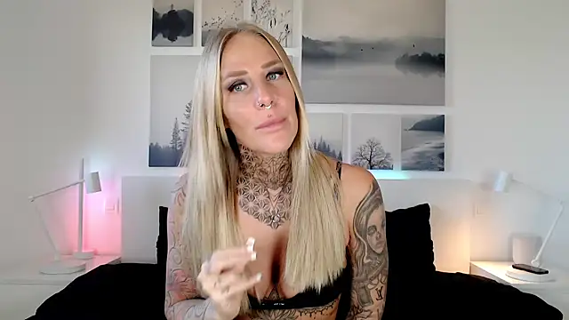 Snapshot of Lara-CumKitten chatting on January 9, 2025, 3:01 pm Lara-CumKitten online show from January 9, 2025, 3:01 pm