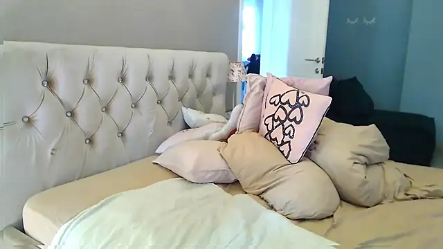 MissSiona online show from October 6, 2025, 4:46 am