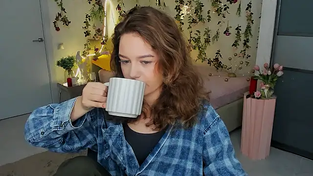 Snapshot of MiracleCurly chatting on February 8, 2026, 10:02 am MiracleCurly online show from February 8, 2026, 10:02 am