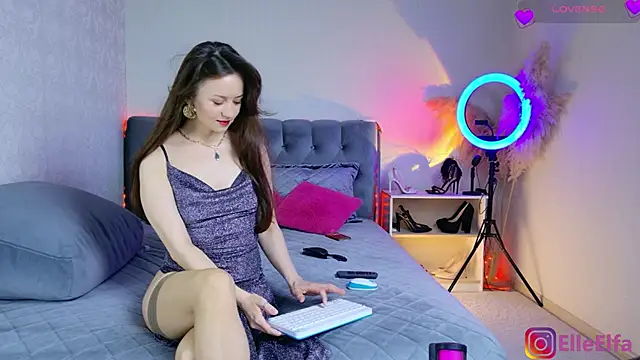 Elfaelle online show from September 28, 2025, 7:43 pm