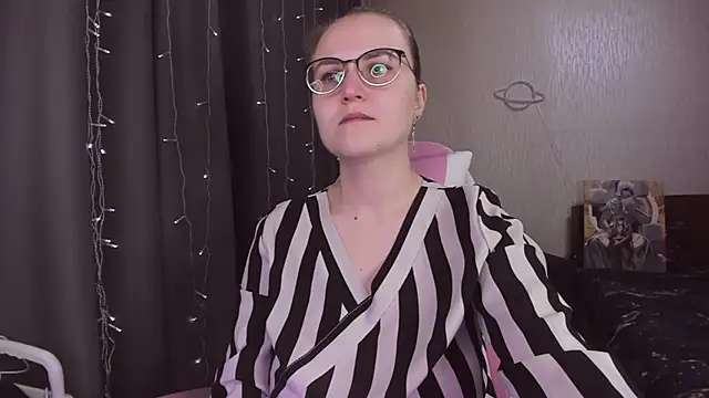 MissBrightShine online show from November 28, 2025, 11:10 am