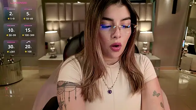 LisaMonroe  online show from December 20, 2025, 8:33 pm