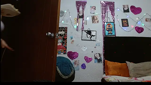 Snapshot of Saray_extrovert_ chatting on February 17, 2025, 5:36 am Saray extrovert online show from February 17, 2025, 5:36 am