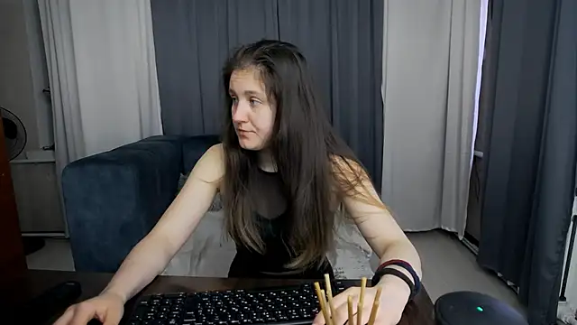 Holliy Cooper online show from June 2, 2026, 8:03 am