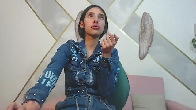 Snapshot of RoxanaCyrano_ chatting on February 24, 2025, 8:03 pm RoxanaCyrano online show from February 24, 2025, 8:03 pm