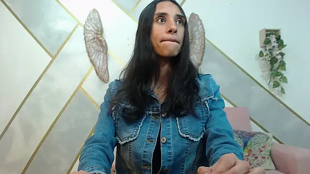 Snapshot of RoxanaCyrano_ chatting on October 13, 2025, 7:48 pm RoxanaCyrano online show from October 13, 2025, 7:48 pm